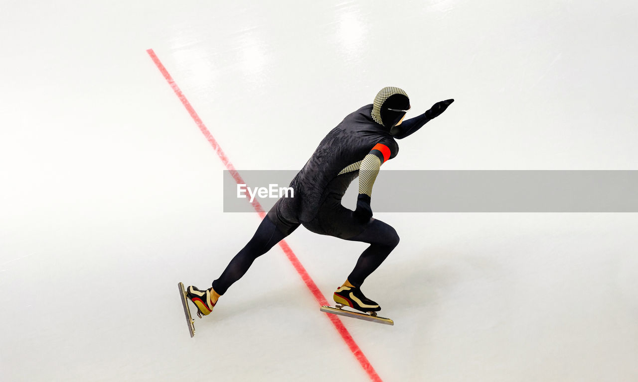 Man speed skater athlete start from red starting line