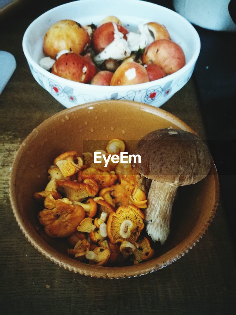 Close-up of mushrooms in bowl on table