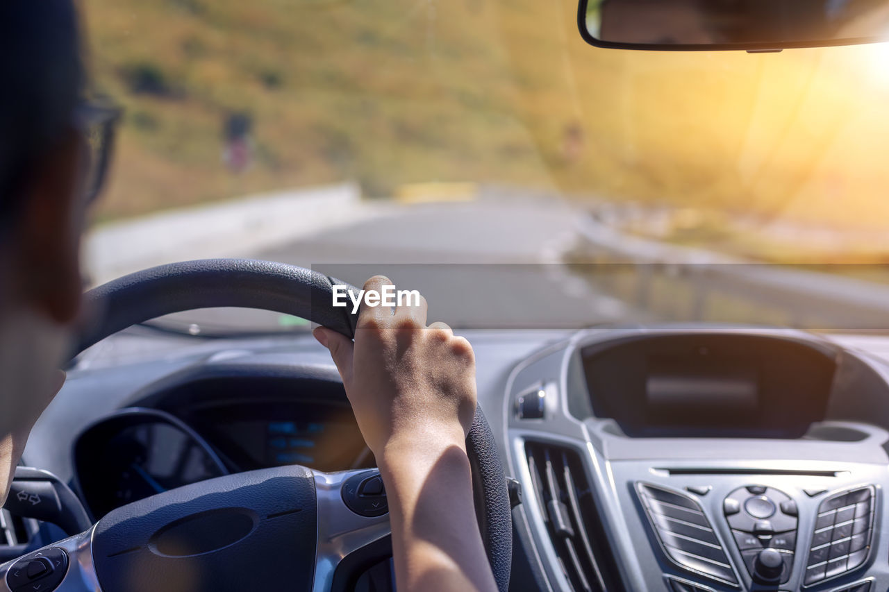 CLOSE-UP OF HAND HOLDING VEHICLE