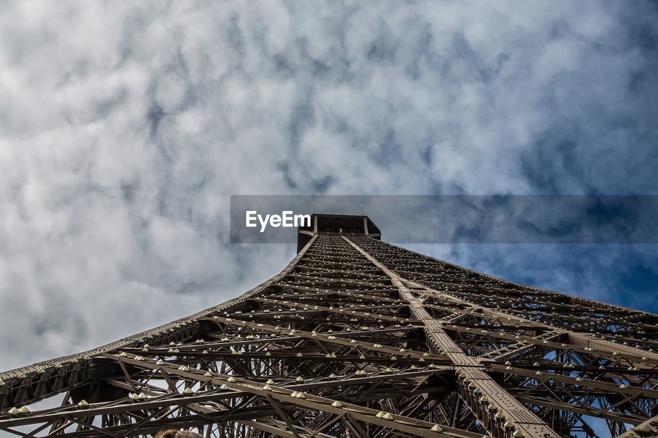 LOW ANGLE VIEW OF BUILDING ROOF