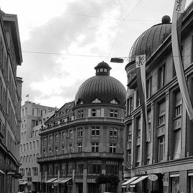 LOW ANGLE VIEW OF BUILDINGS AGAINST SKY