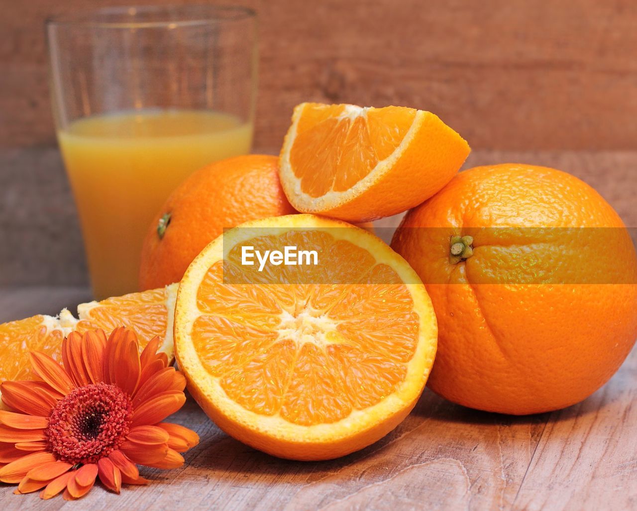 CLOSE-UP OF ORANGE FRUIT