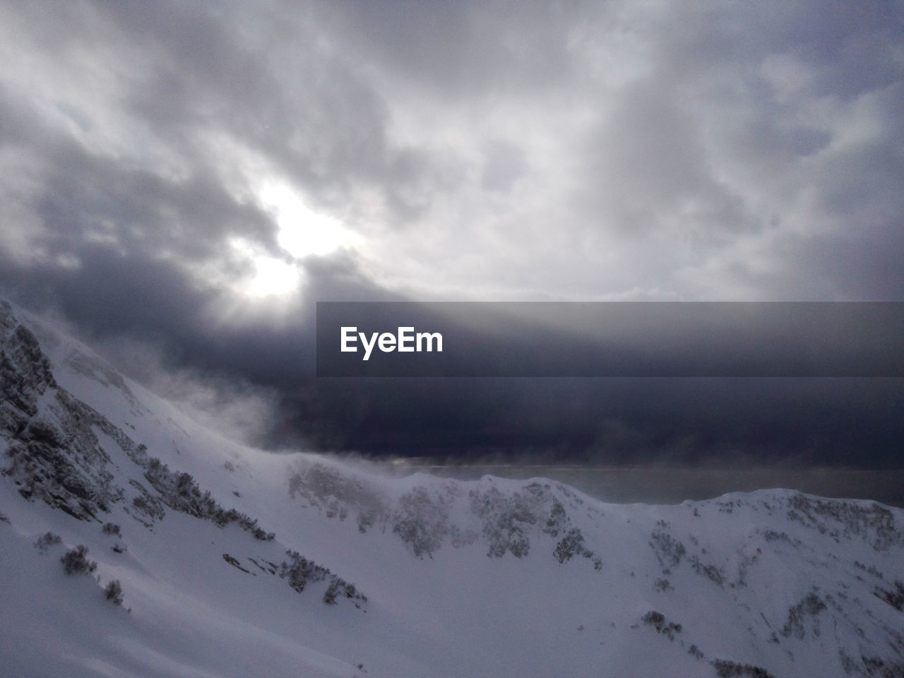 SCENIC VIEW OF SNOW COVERED MOUNTAIN AGAINST SKY