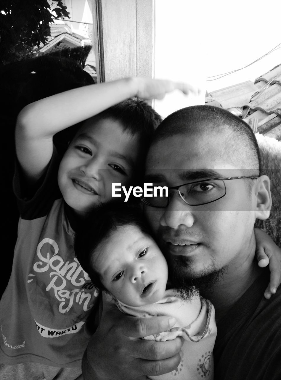 CLOSE-UP PORTRAIT OF SMILING FATHER AND DAUGHTER