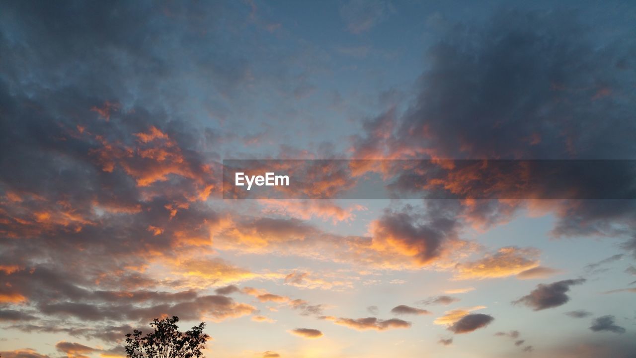 LOW ANGLE VIEW OF DRAMATIC SKY AT SUNSET