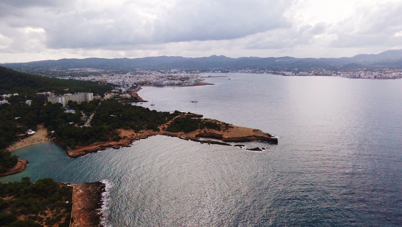 HIGH ANGLE VIEW OF SEA AND MOUNTAINS AGAINST SKY