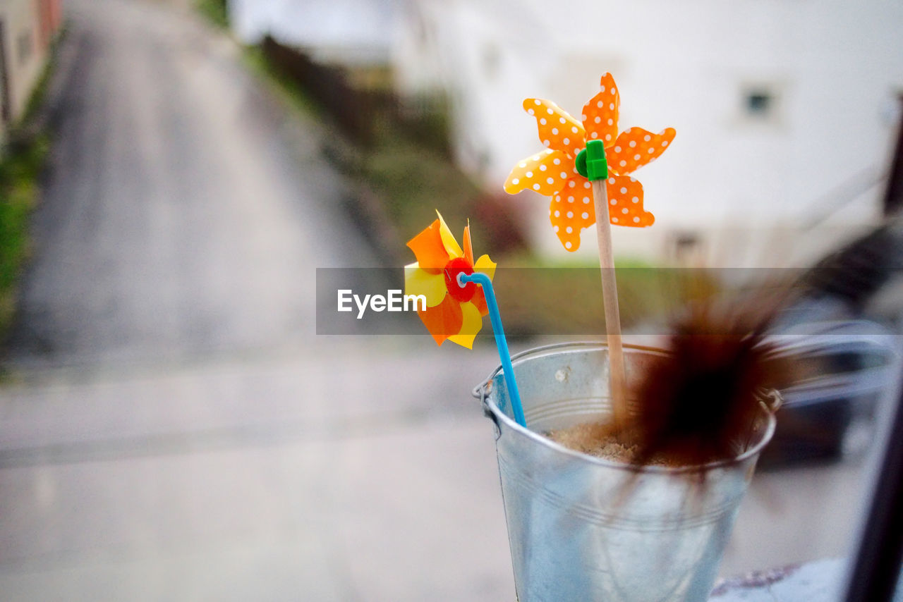 CLOSE-UP OF DRINK ON GLASS