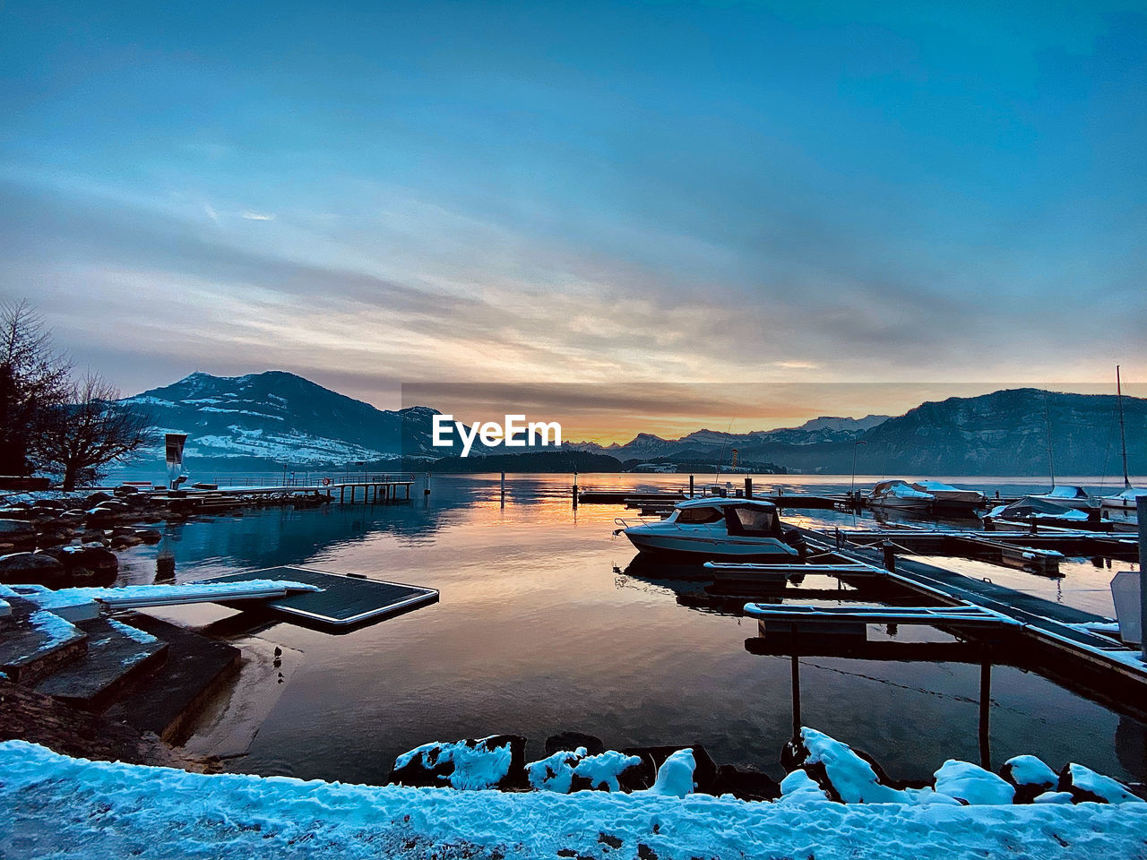 SCENIC VIEW OF LAKE AND SNOWCAPPED MOUNTAINS AGAINST SKY DURING SUNSET