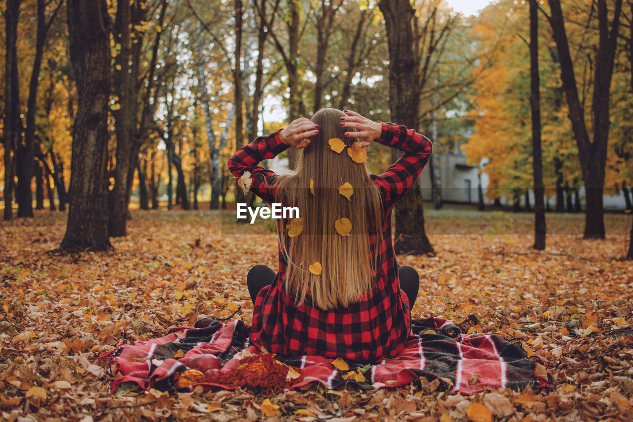 FULL LENGTH OF WOMAN STANDING ON FIELD DURING AUTUMN