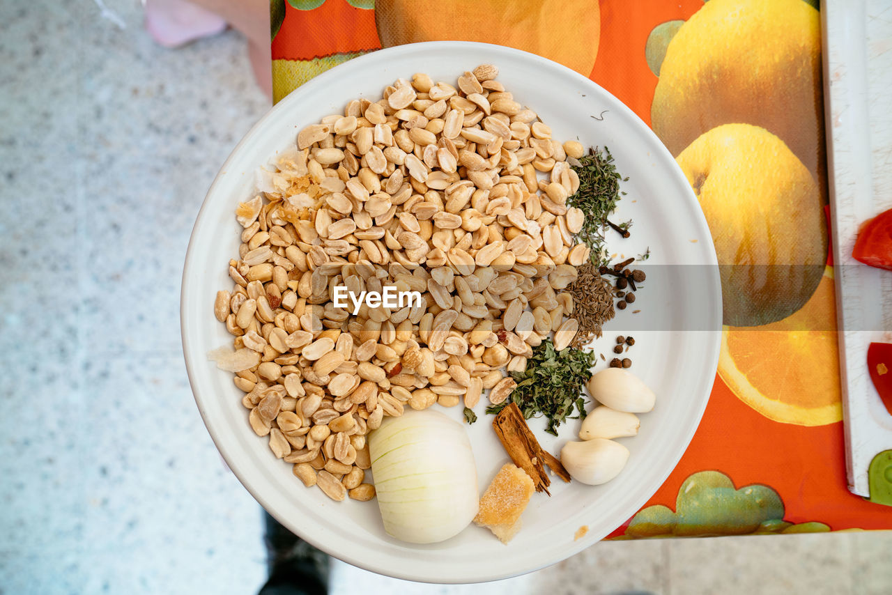 HIGH ANGLE VIEW OF BREAKFAST SERVED IN BOWL