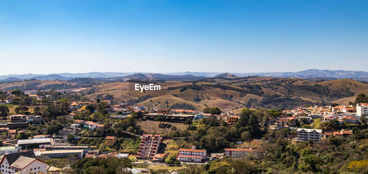 AERIAL VIEW OF TOWNSCAPE AGAINST SKY