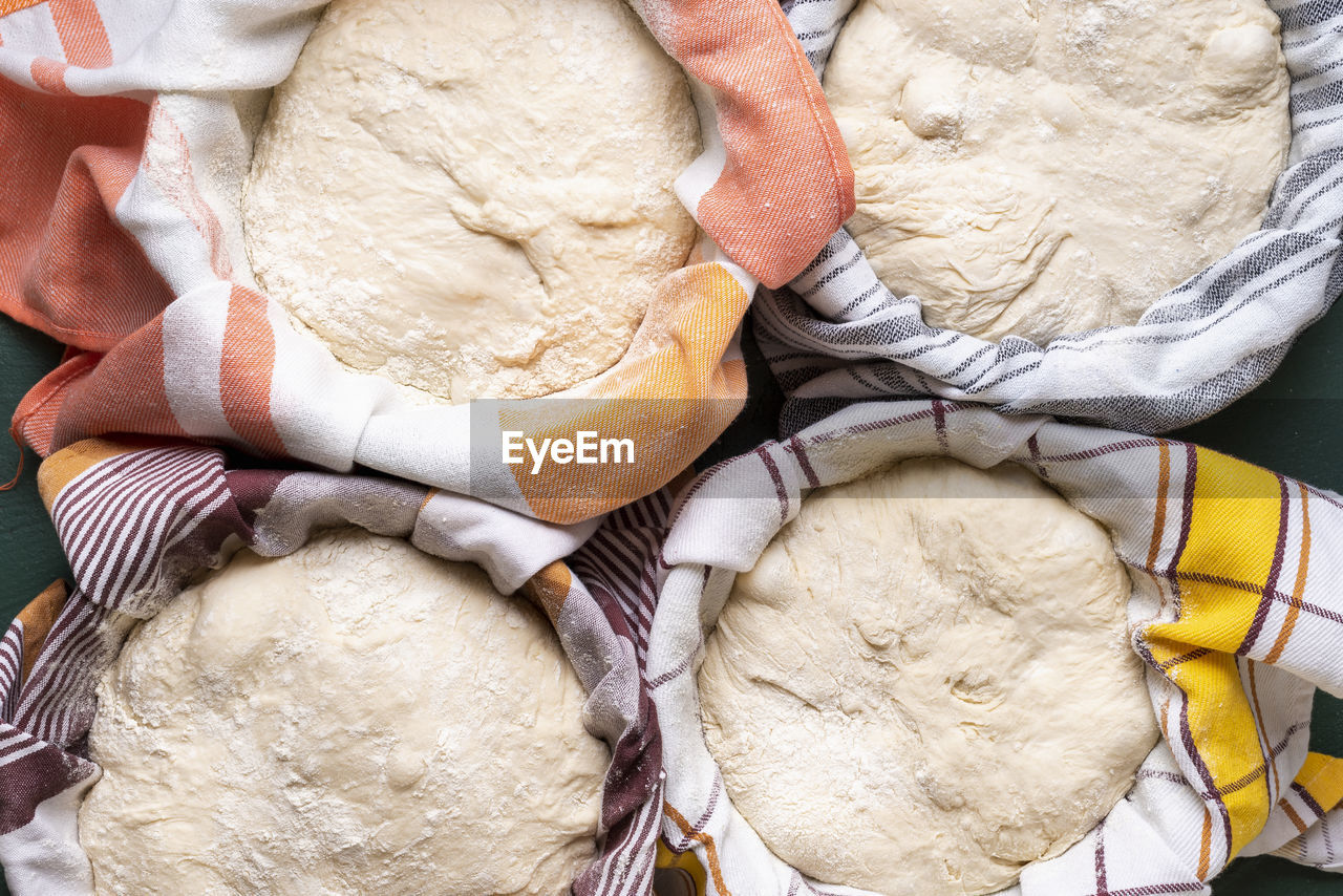 HIGH ANGLE VIEW OF MEAT AND BREAD IN CONTAINER