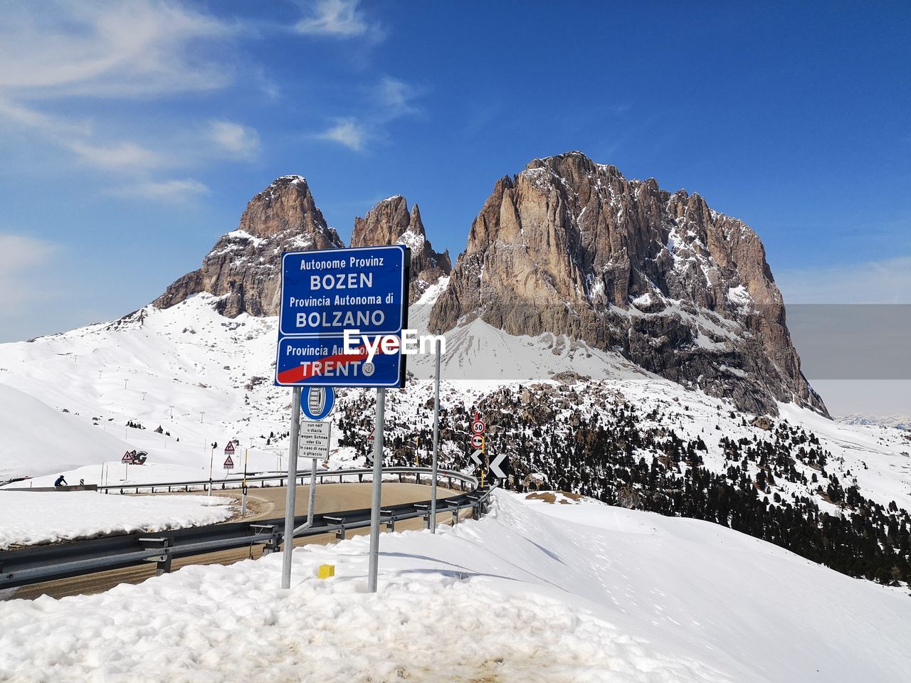 INFORMATION SIGN ON SNOW COVERED MOUNTAIN AGAINST SKY