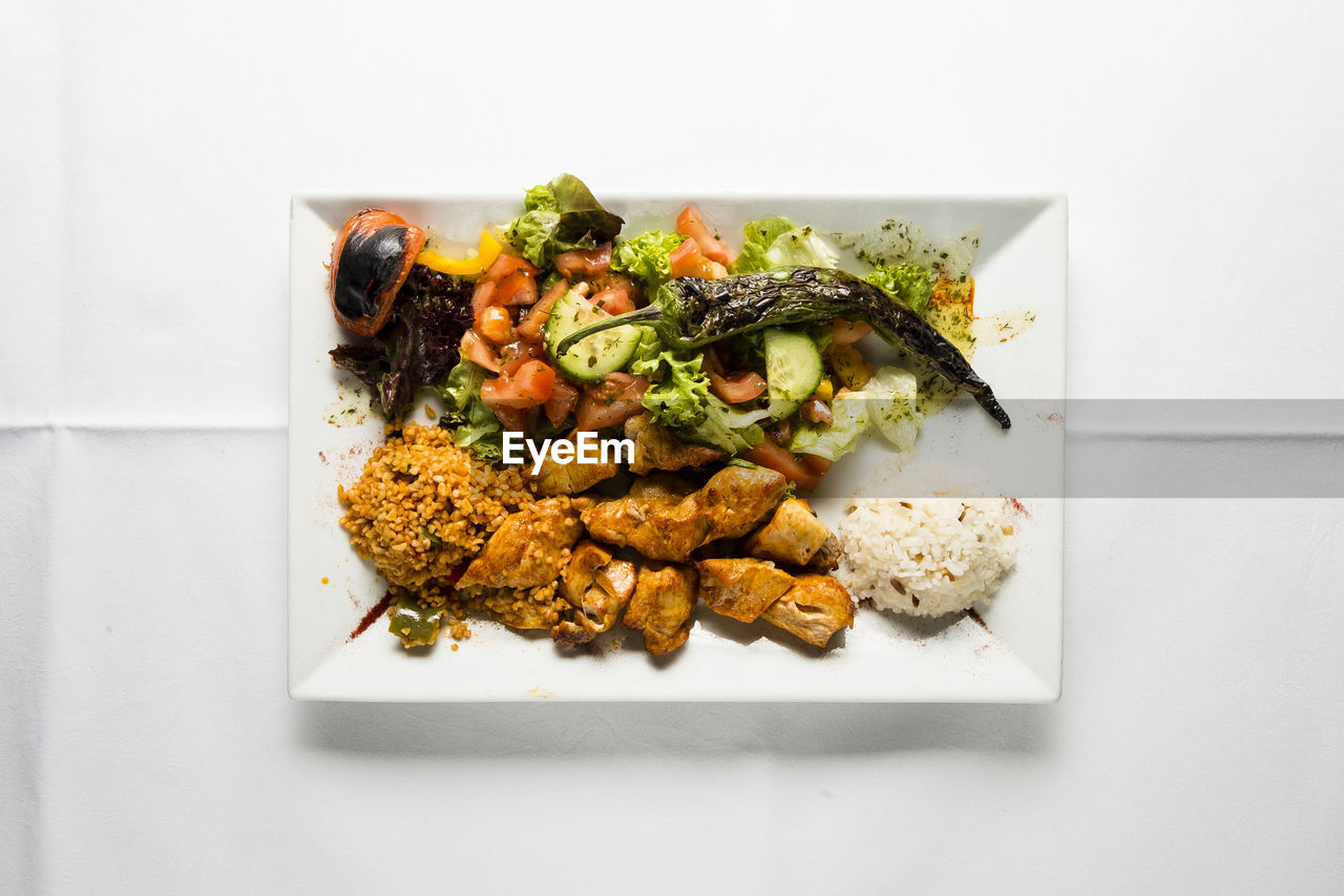 HIGH ANGLE VIEW OF VEGETABLES ON PLATE