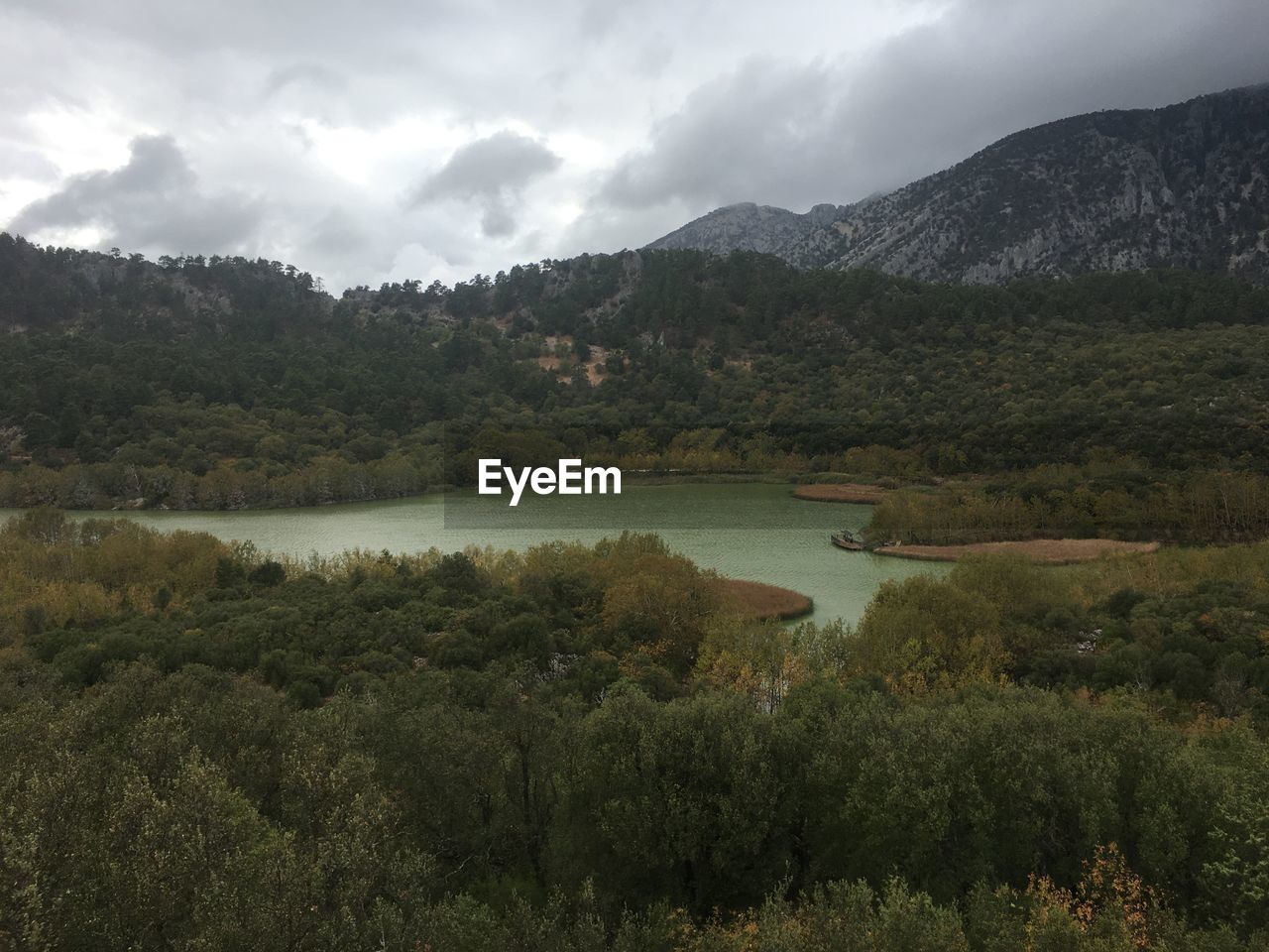 SCENIC VIEW OF LAKE AGAINST MOUNTAINS