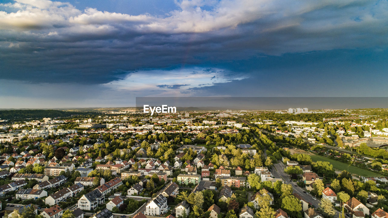 Regenbogen und gewitterwolken nach dem sturm