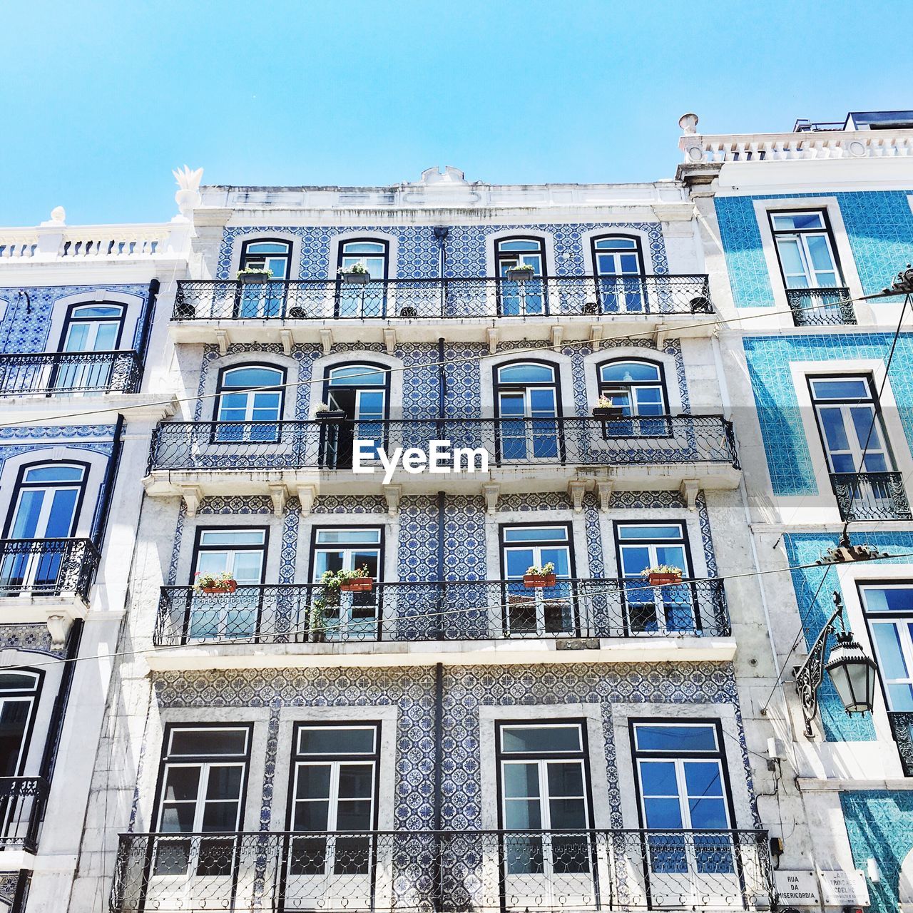 LOW ANGLE VIEW OF BUILT STRUCTURE AGAINST CLEAR BLUE SKY