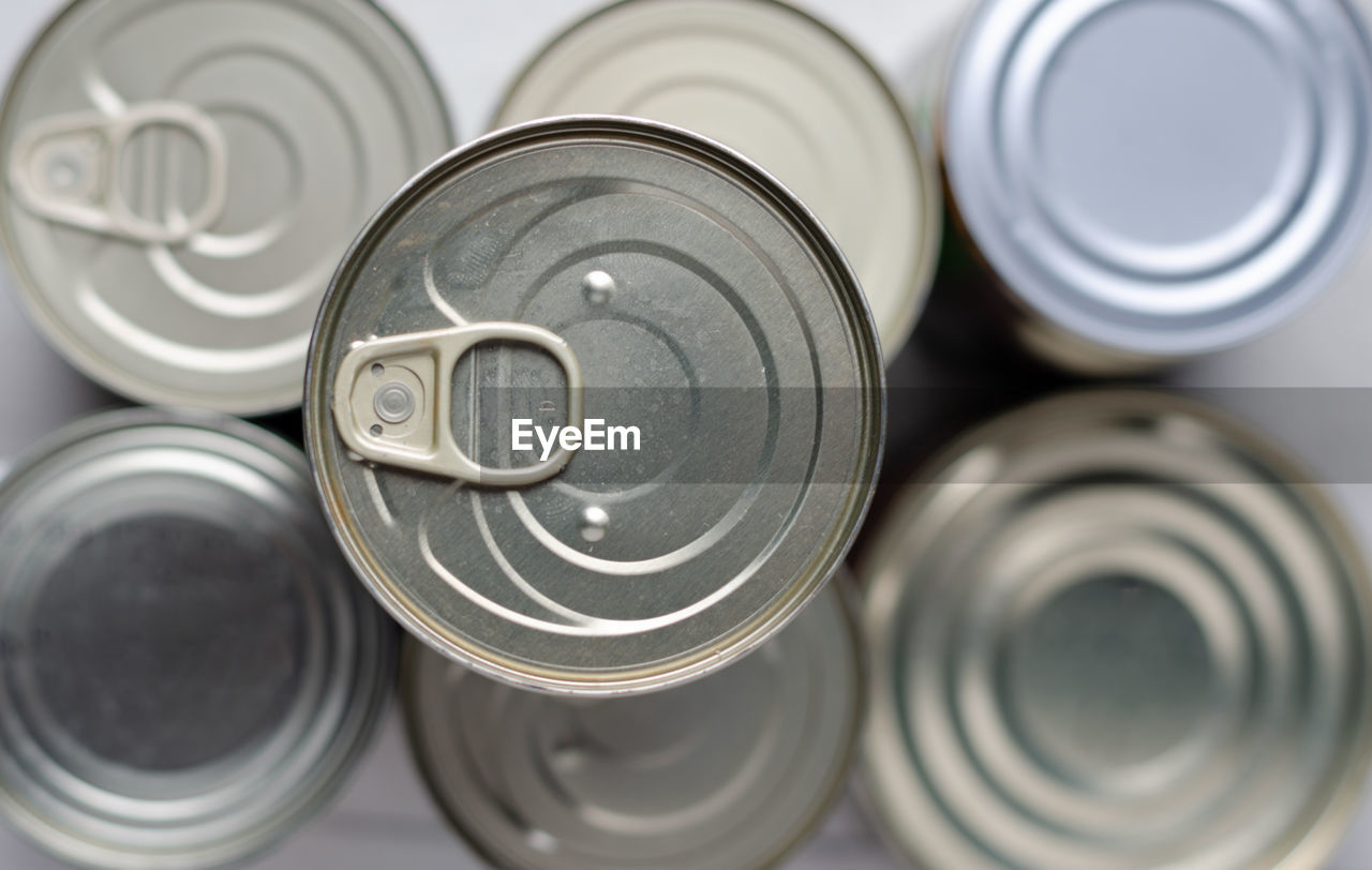 HIGH ANGLE VIEW OF WINE GLASSES ON METALLIC CONTAINER