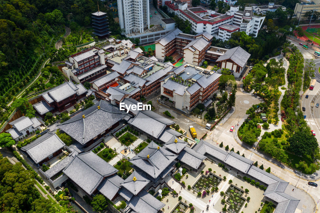 HIGH ANGLE VIEW OF BUILDINGS IN TOWN