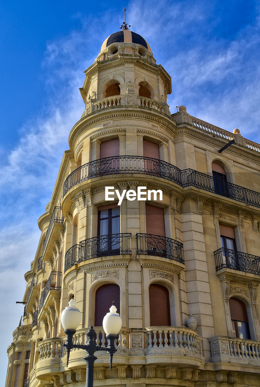 LOW ANGLE VIEW OF BUILDINGS AGAINST SKY