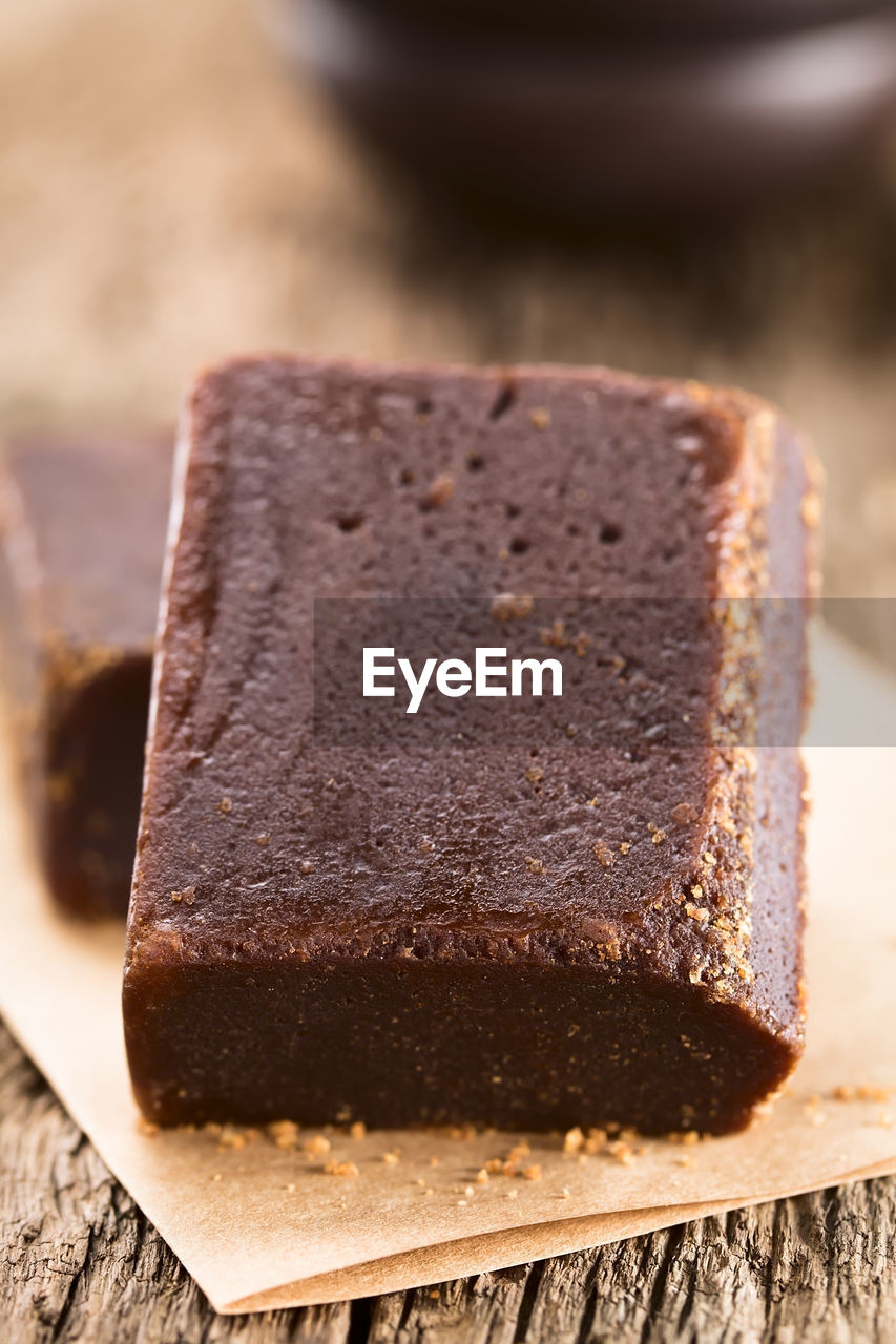 CLOSE-UP OF CAKE SLICE WITH BREAD