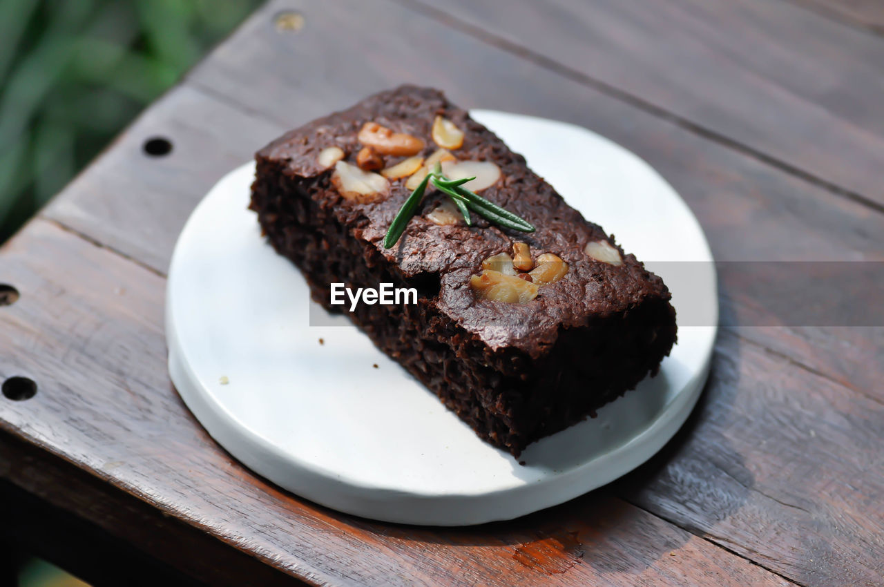 CLOSE-UP OF CHOCOLATE CAKE ON PLATE