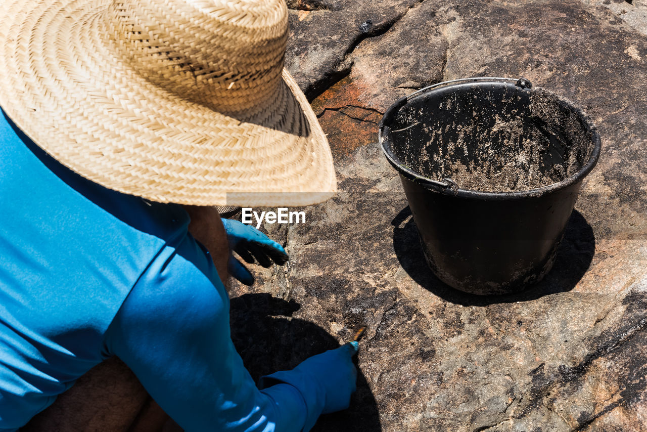 Volunteers clean up oil at pedra do sal beach in the city of salvador. 