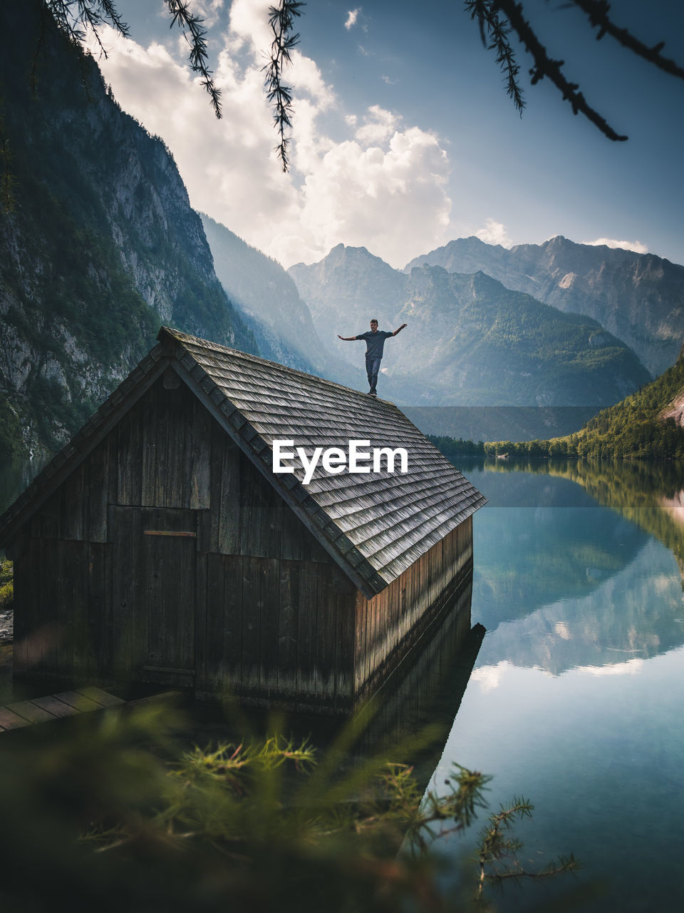 SCENIC VIEW OF LAKE AGAINST MOUNTAINS