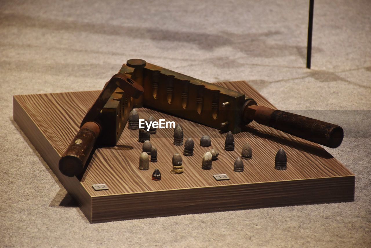 HIGH ANGLE VIEW OF PIANO KEYS ON TABLE AT HOME