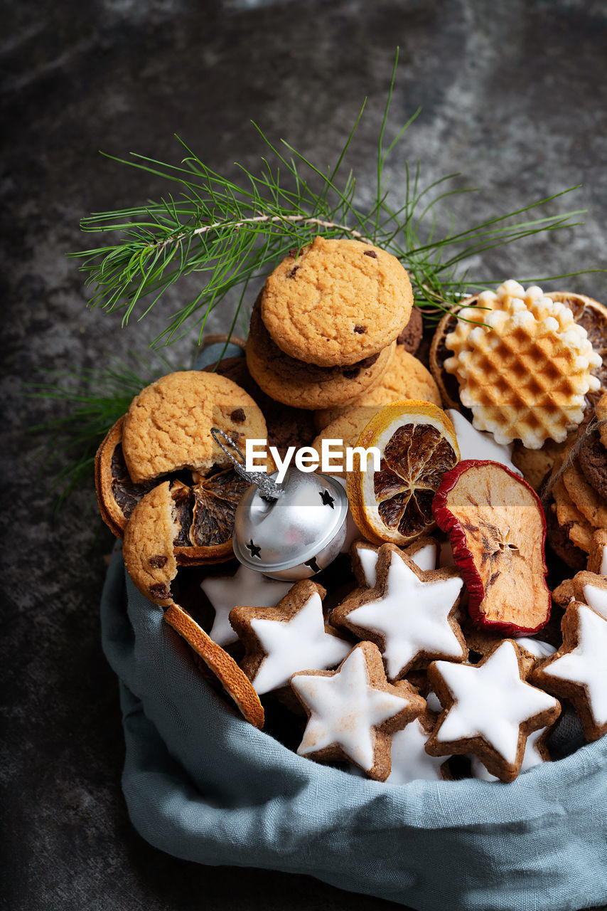 HIGH ANGLE VIEW OF COOKIES IN CONTAINER ON TABLE