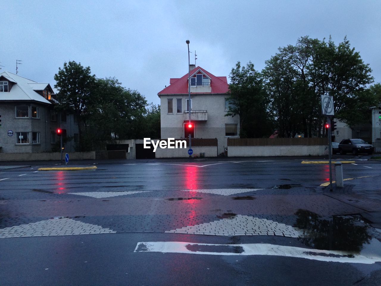 VIEW OF ROAD WITH BUILDINGS IN BACKGROUND