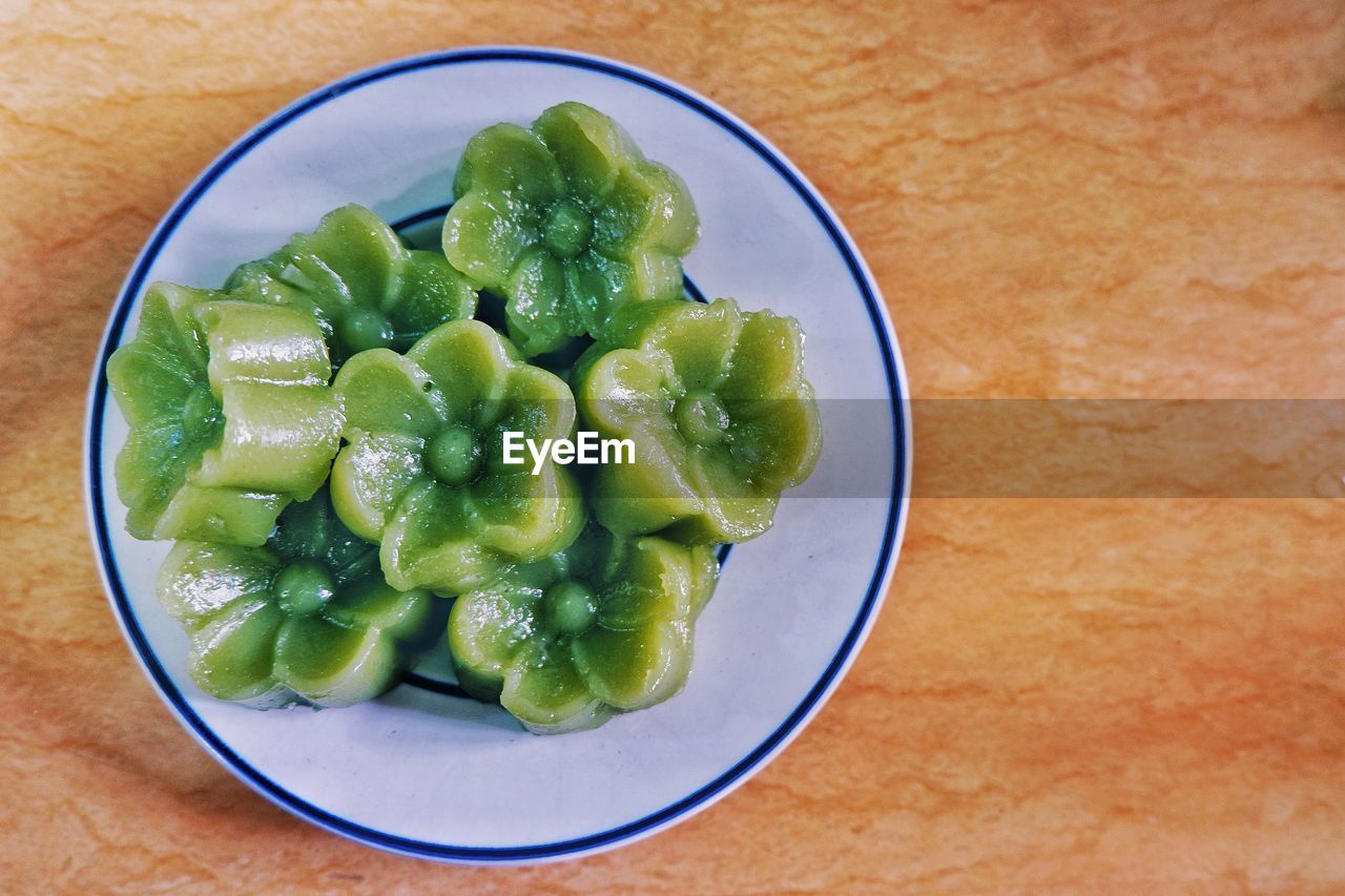 HIGH ANGLE VIEW OF SALAD IN BOWL