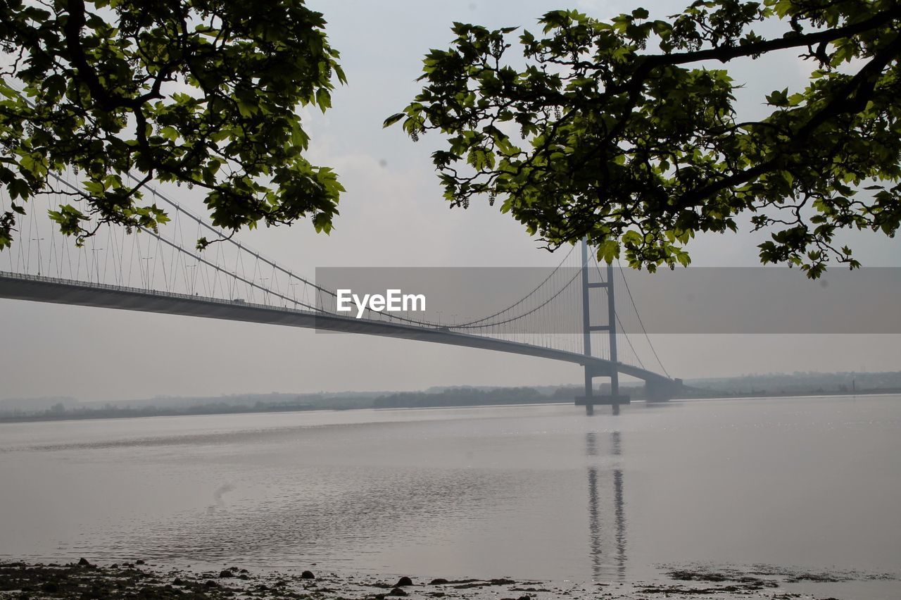 Humber bridge over river against sky