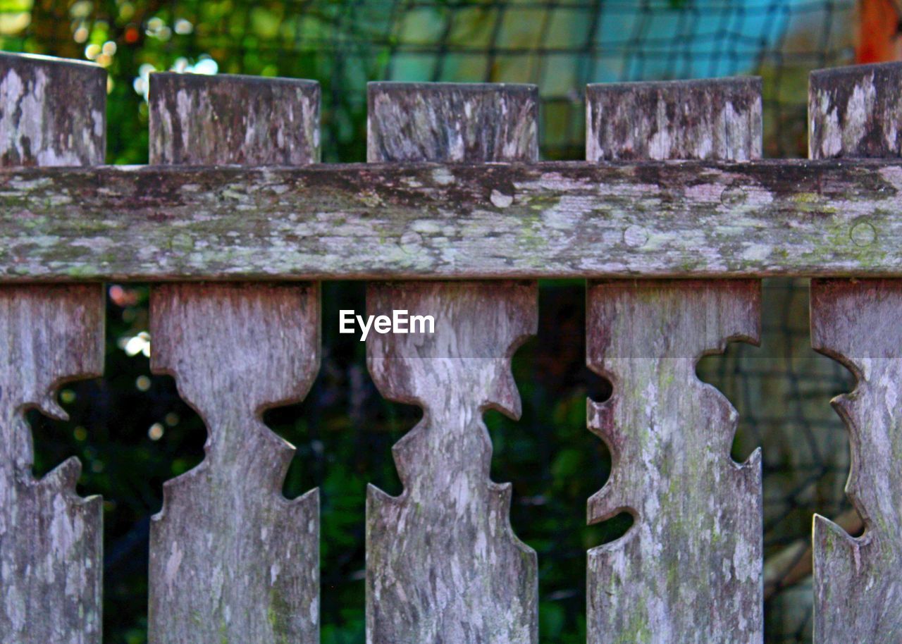 CLOSE-UP OF RUSTY WOOD ON WOODEN WALL