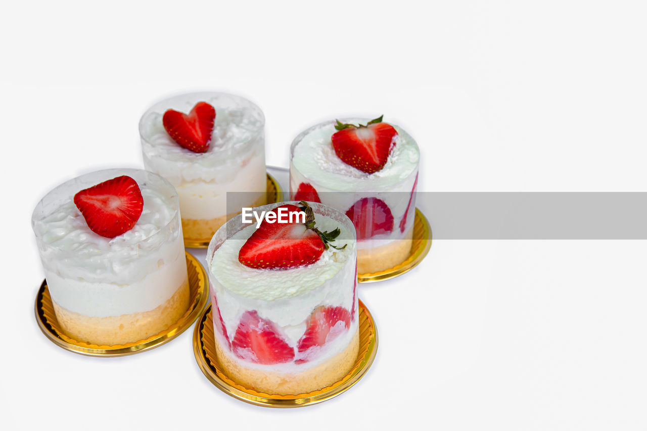 HIGH ANGLE VIEW OF CAKE WITH FRUITS