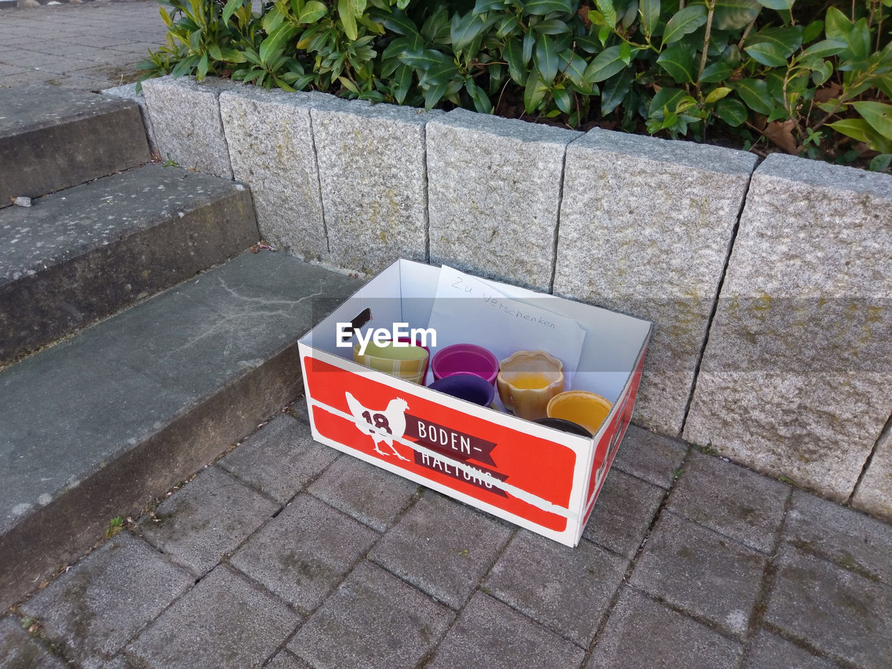 HIGH ANGLE VIEW OF INFORMATION SIGN ON STONE