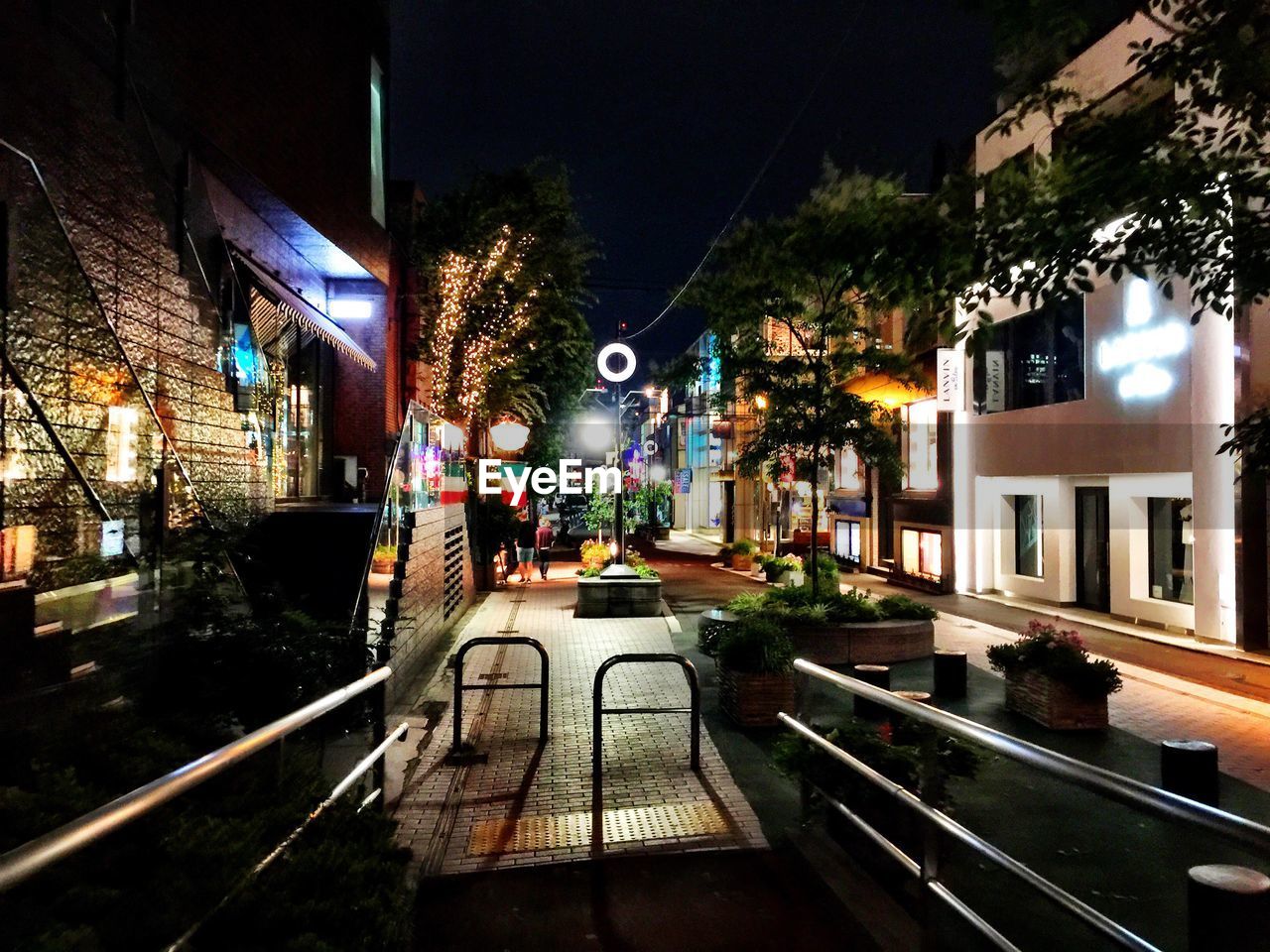 ILLUMINATED STREET LIGHT IN CITY AT NIGHT