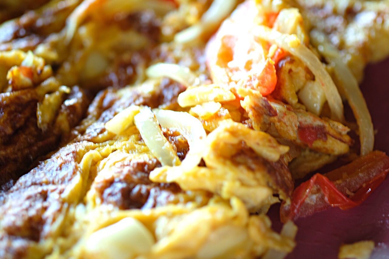 CLOSE-UP OF FOOD IN TRAY