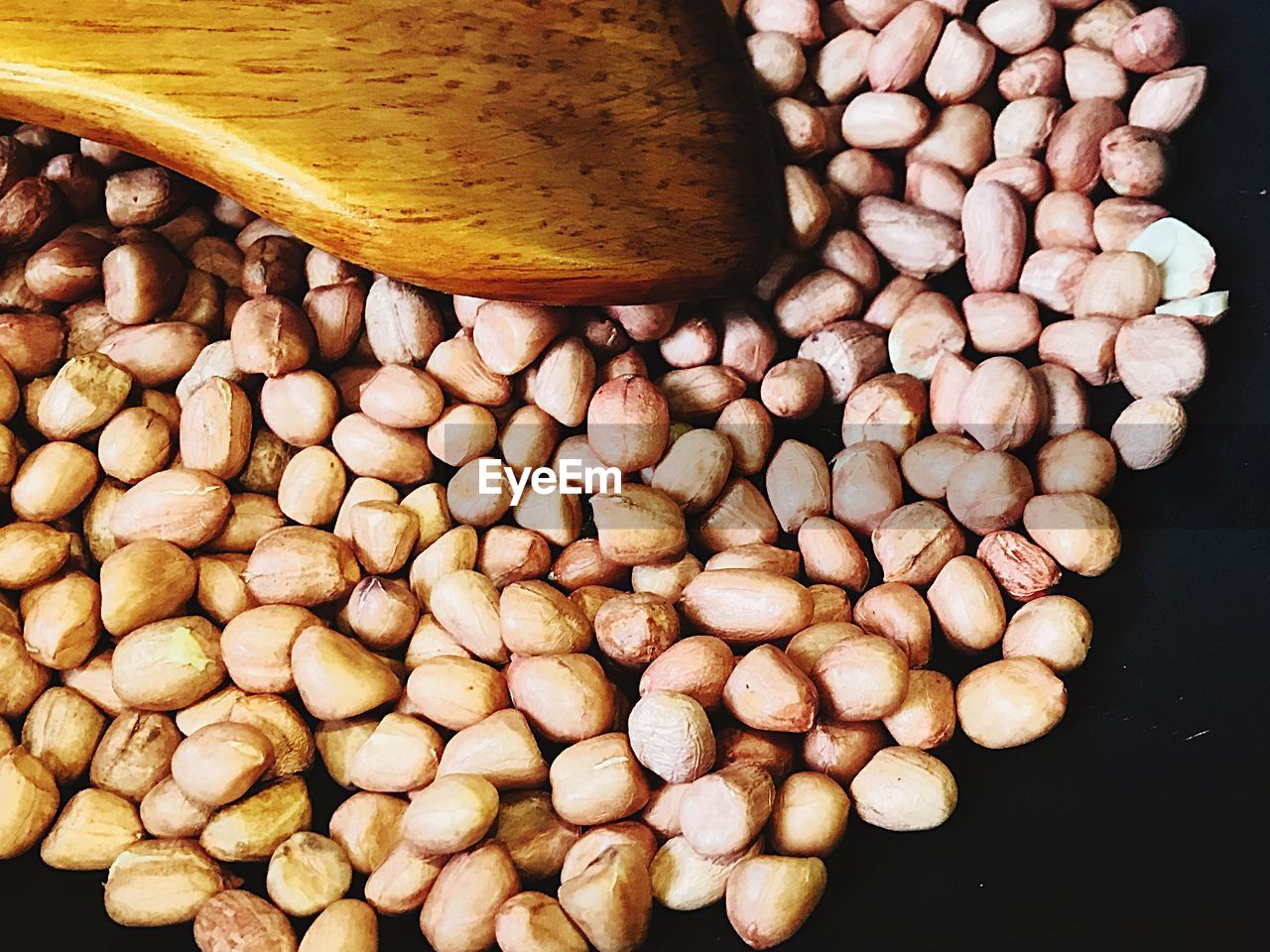 HIGH ANGLE VIEW OF COFFEE BEANS IN CONTAINER