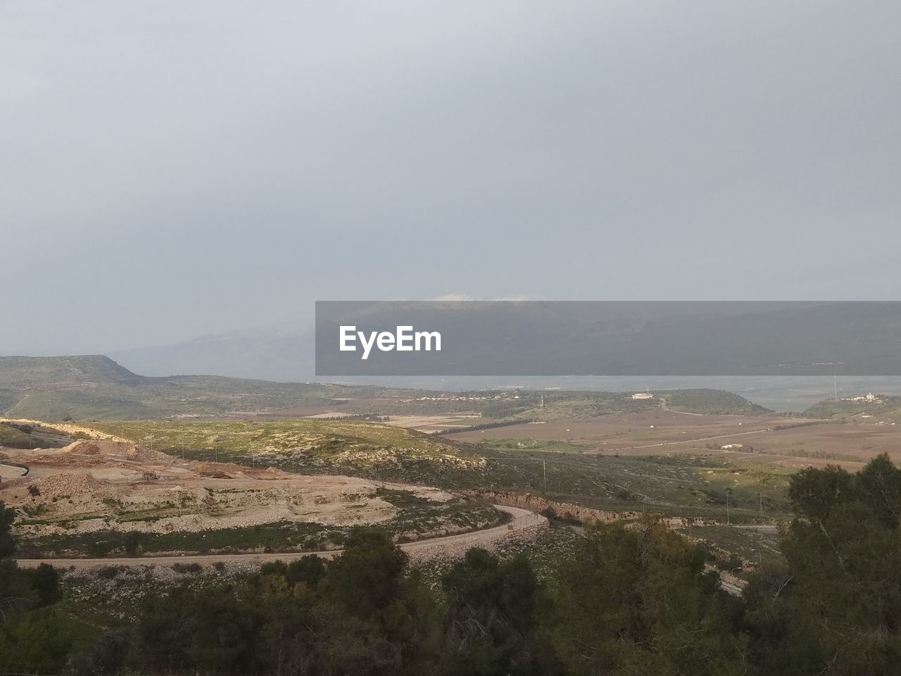 HIGH ANGLE VIEW OF AGRICULTURAL LANDSCAPE AGAINST SKY