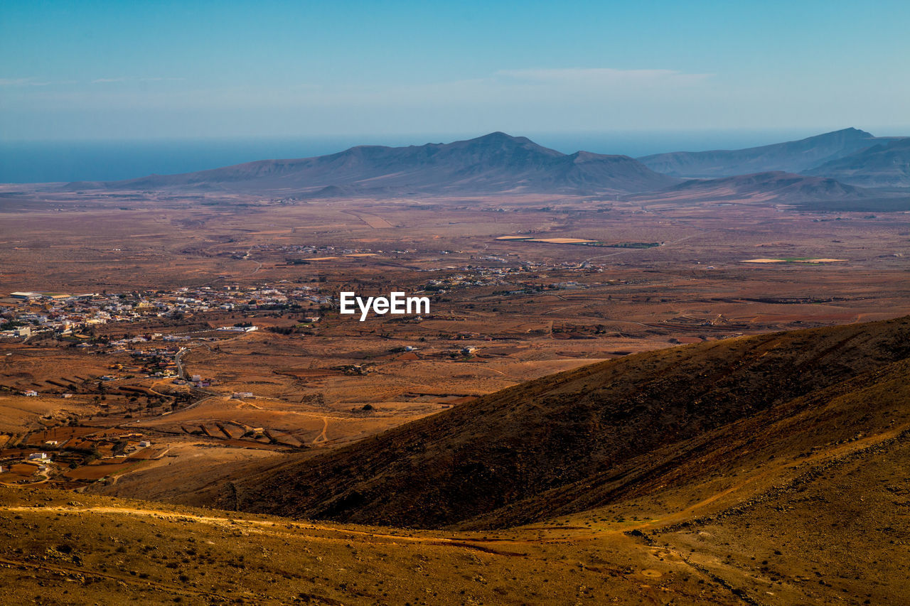 AERIAL VIEW OF LANDSCAPE AND MOUNTAINS AGAINST SKY