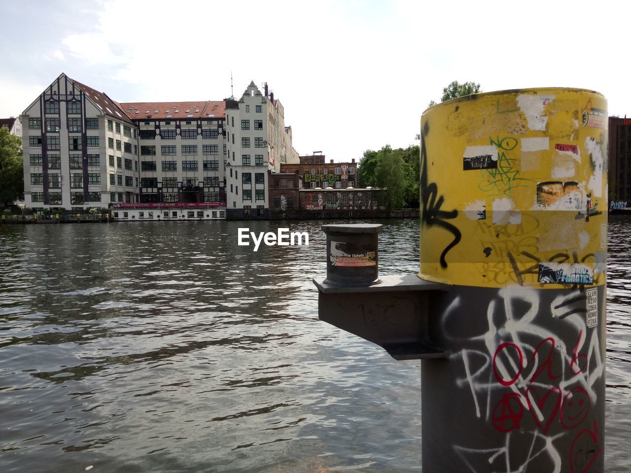 CLOSE-UP OF BUILDINGS IN CITY