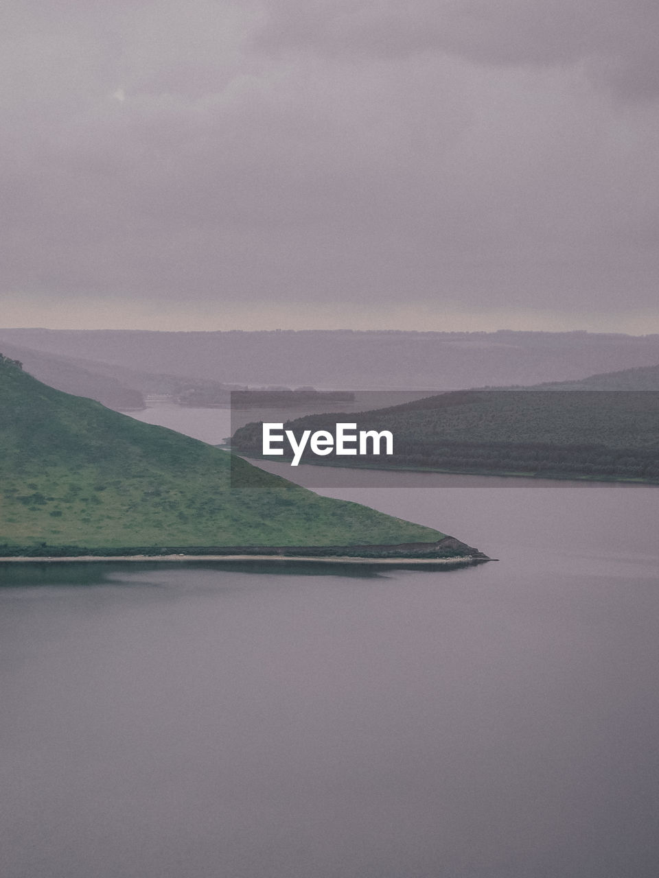 SCENIC VIEW OF LAKE AGAINST MOUNTAIN