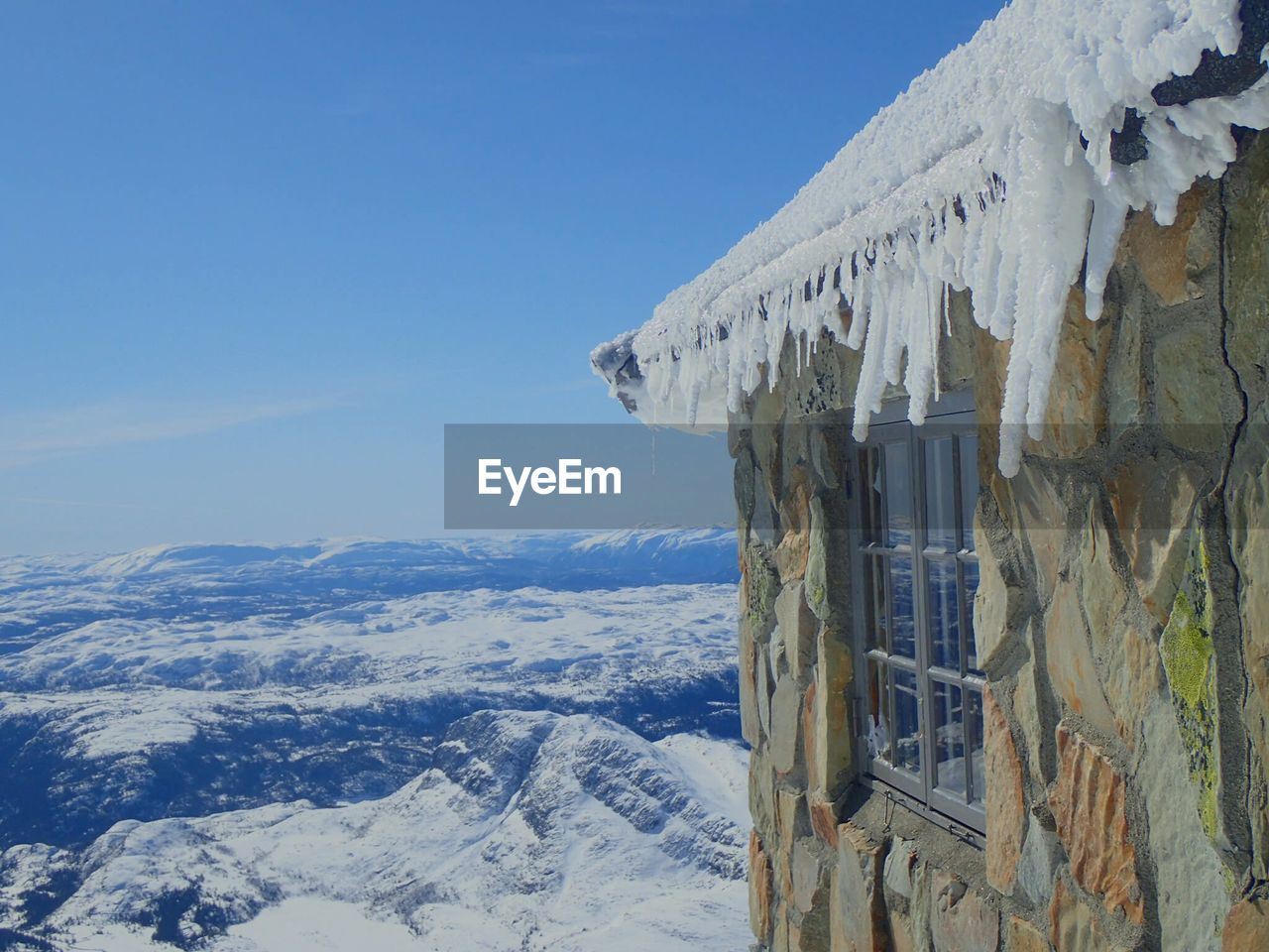 Building by gaustatoppen against sky during winter