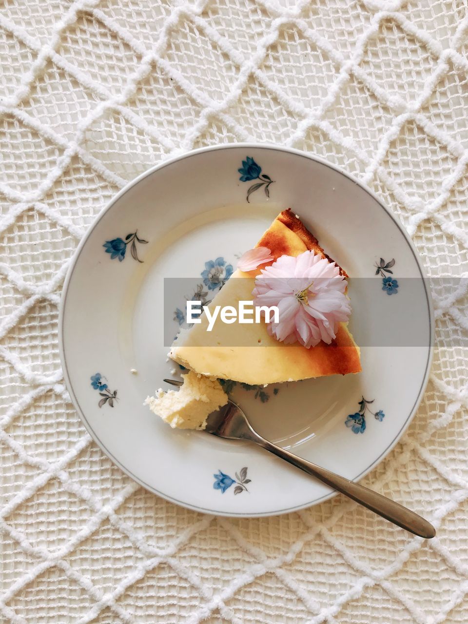 HIGH ANGLE VIEW OF BREAKFAST ON PLATE