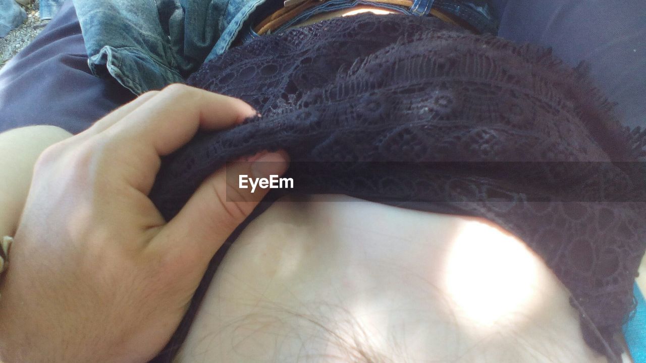 MIDSECTION OF WOMAN