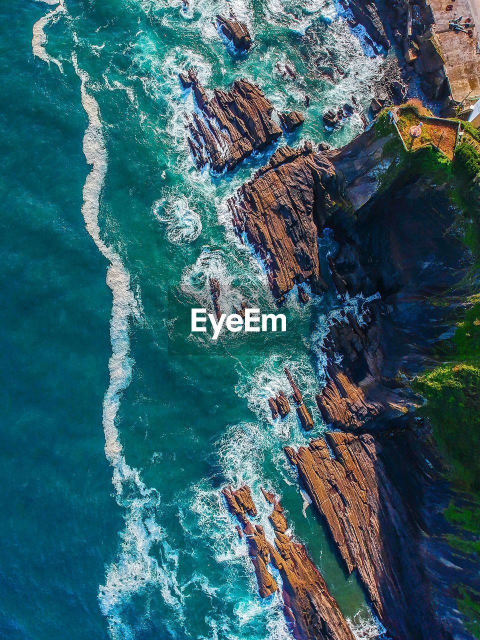 HIGH ANGLE VIEW OF ROCKS ON SEA