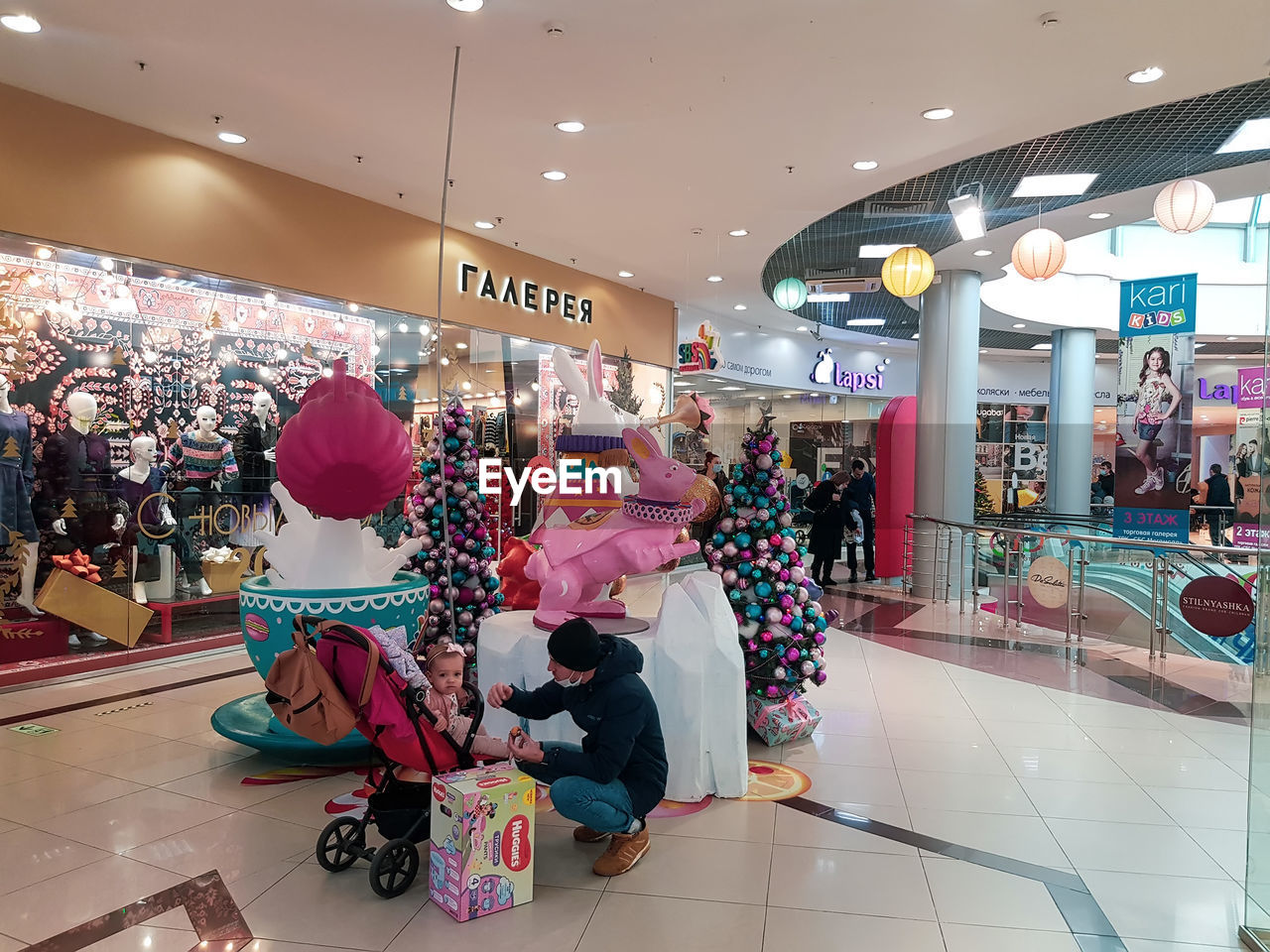 GROUP OF PEOPLE IN SHOPPING MALL AT STORE