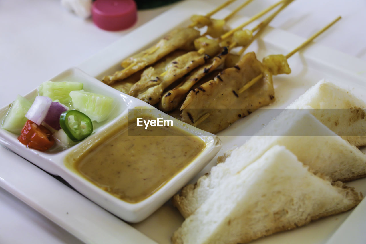 CLOSE-UP OF SERVING FOOD IN PLATE