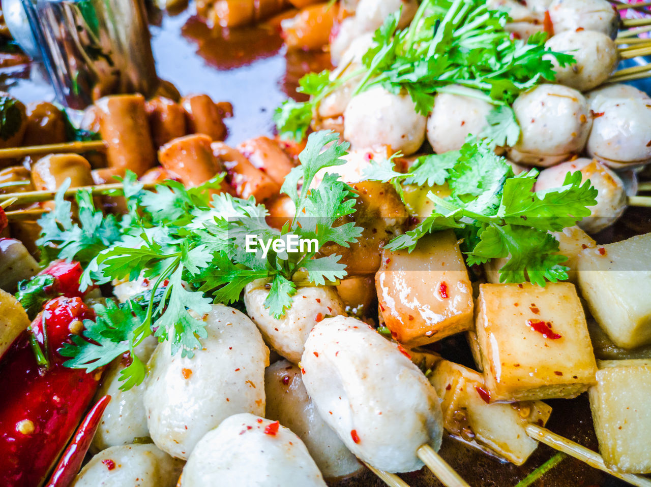 CLOSE-UP OF CHOPPED VEGETABLES IN CONTAINER